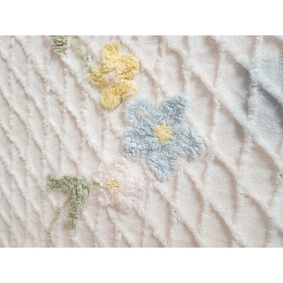 Vintage MCM Chenille Bedspread Coverelet Cottage Farmhouse 112x76 Floral - Picture 8 of 10